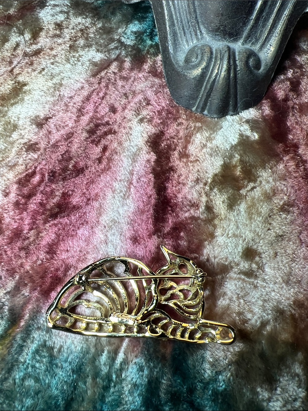 Vintage Gold Cat Brooch - Sculpted Cat Design - Picture 2 of 3